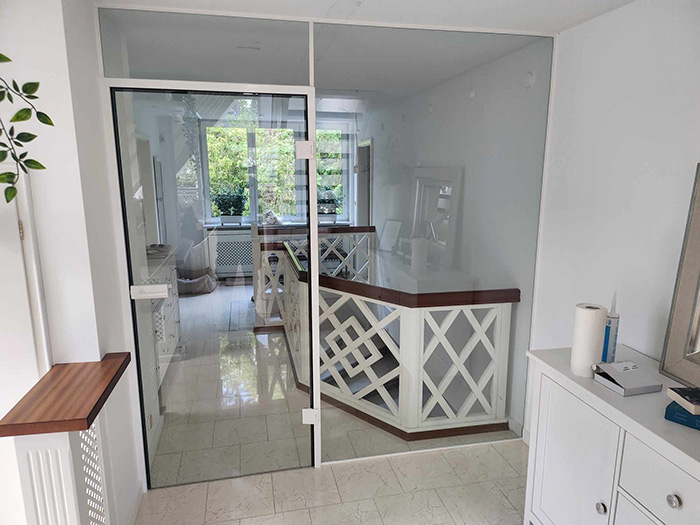 Glasabtrennung im Wohnbereich nach Maß von der Glaserei in München