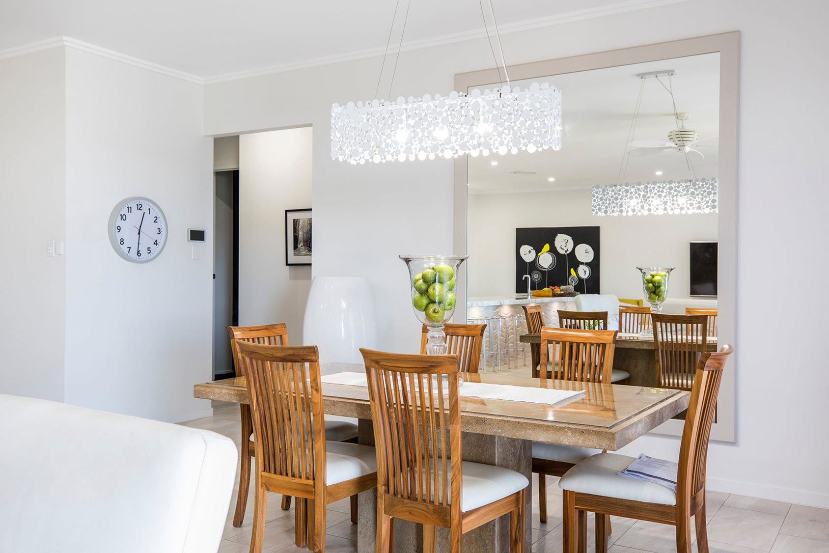 Maßgefertigter Wandspiegel in München vom Glaserbetrieb Großer Spiegel nach Maß im Esszimmer in München – individuell gefertigt vom Glaser