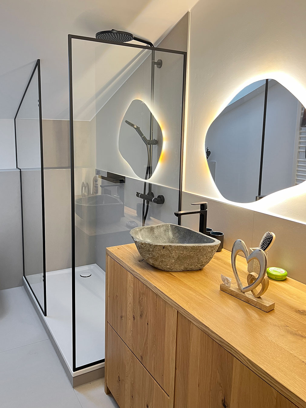 Glasdusche mit schwarzem Rahmen und Dachschräge in München